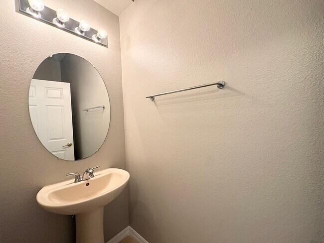 Building Photo - Gated 3B/2.5B Sanford Townhome ~ Fresh paint! ~ New flooring!