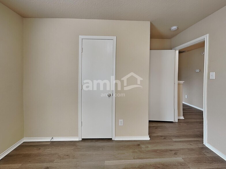 Building Photo - 9811 Rainbow Crk