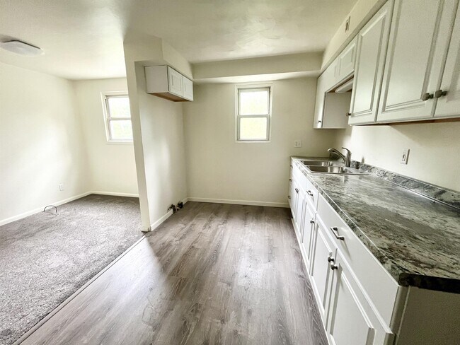 Building Photo - 728 Brownstown Rd