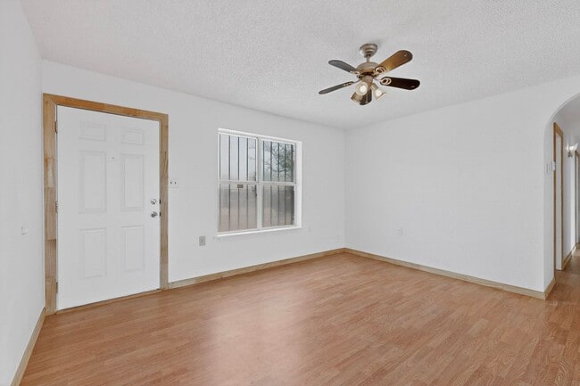 Building Photo - Rural South Valley 4 Bedroom  1.75 Bath 1256/sf