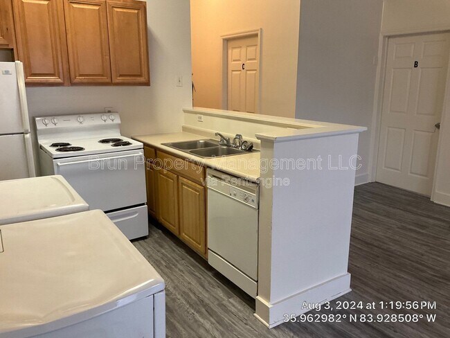 Building Photo - 1206 Forest Ave