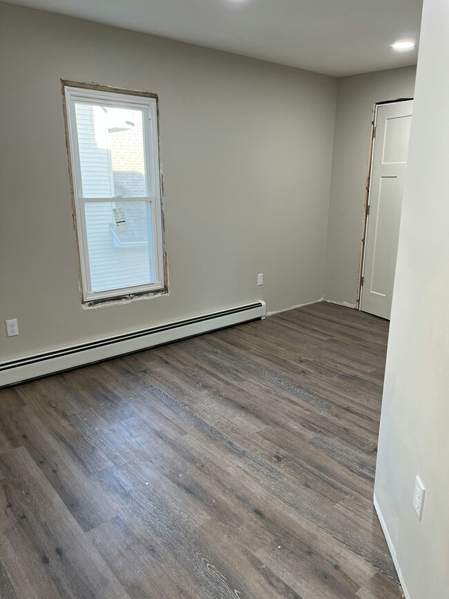 Building Photo - 119 E Elm St
