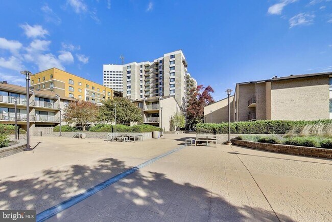 Building Photo - 4 Monroe St