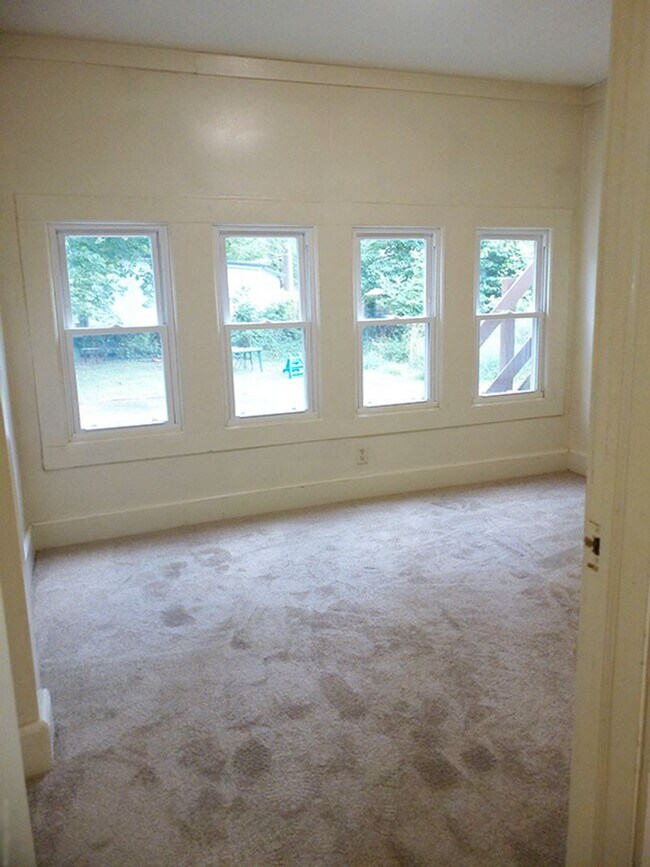 Building Photo - AVAILABLE 8/1/26 - Bright and Spacious One...