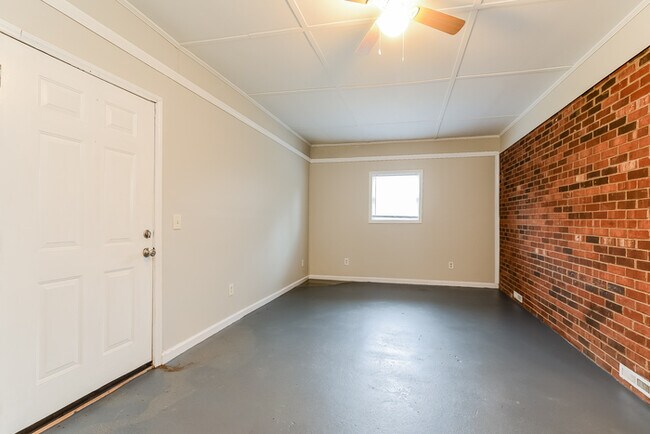 Building Photo - 3 Bedroom Home in Winston Salem