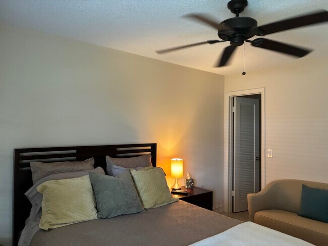 Building Photo - 489 Burgundy P