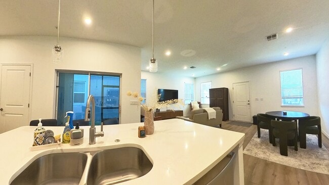 Building Photo - 554 Orient Ave