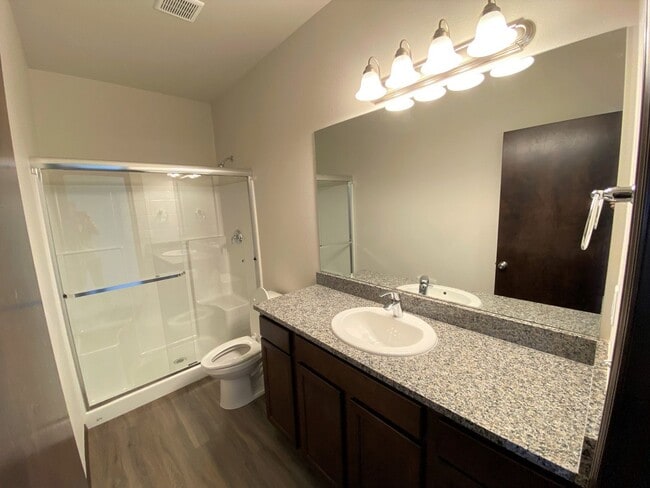 Building Photo - Newer, Spacious 5 Bedroom 3 Bed House!