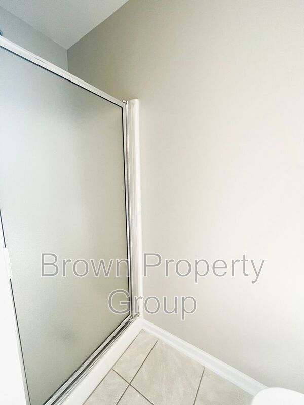 Building Photo - 370 Fairfield Cir