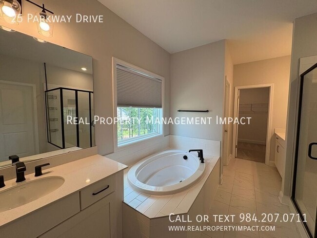 Building Photo - 25 Parkway Dr