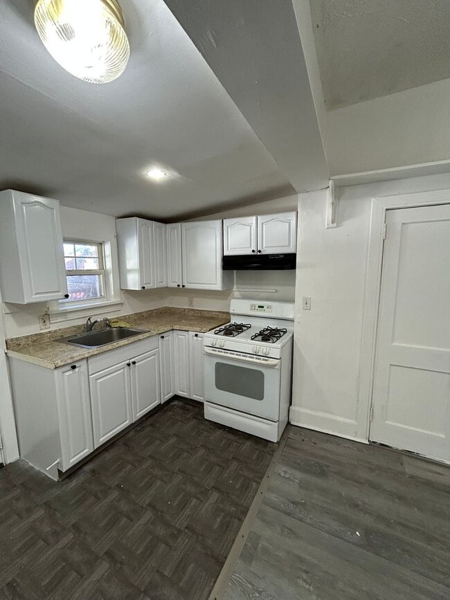 Building Photo - Cozy Home For Small Family