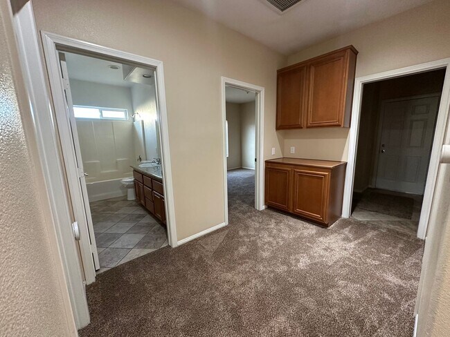 Building Photo - Welcome Home to this beautiful 3 Bed 2 Bath Home