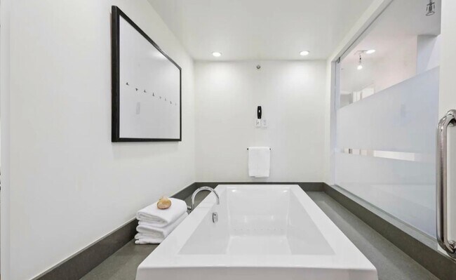 Building Photo - One-of-a-Kind Sophisticated Top-Floor Cond...