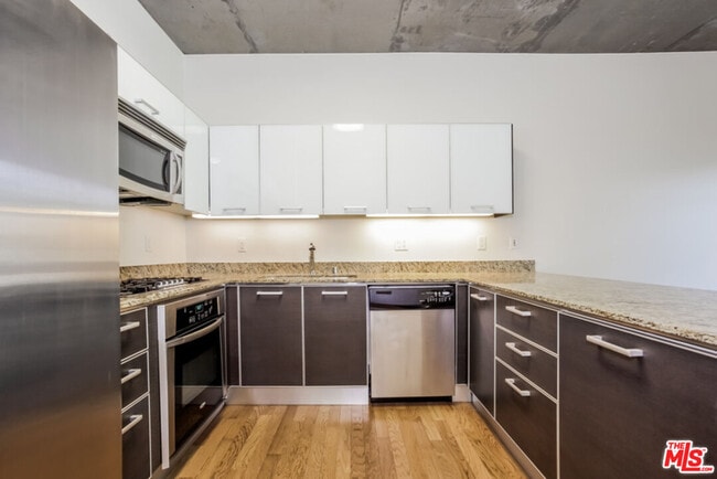 Building Photo - 645 W 9th St