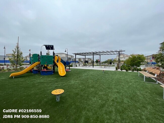 Building Photo - Lake Forest 3 Bedroom Home