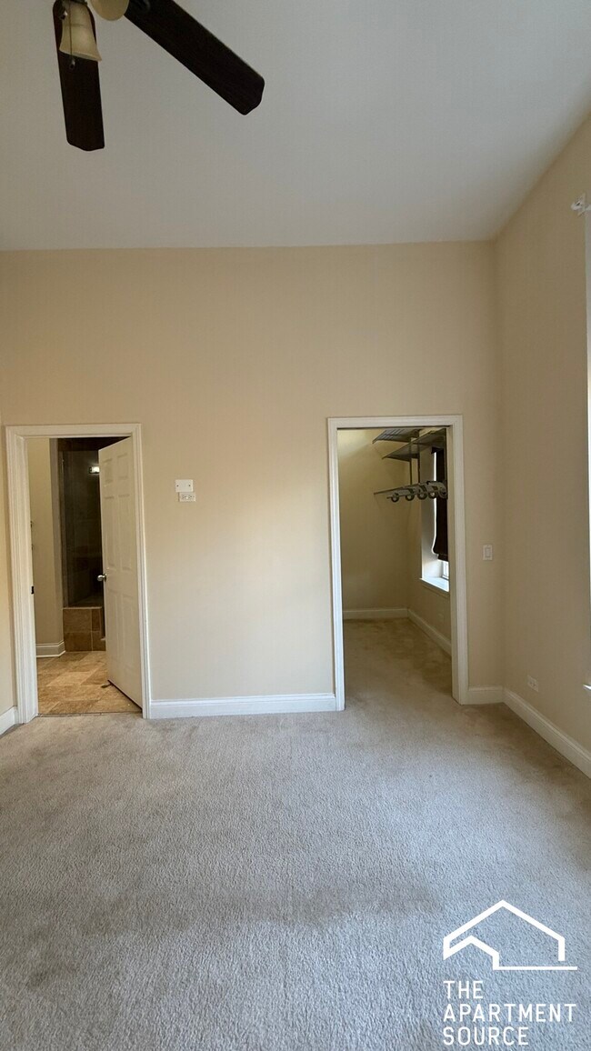 Building Photo - 1010 S Oakley Ave