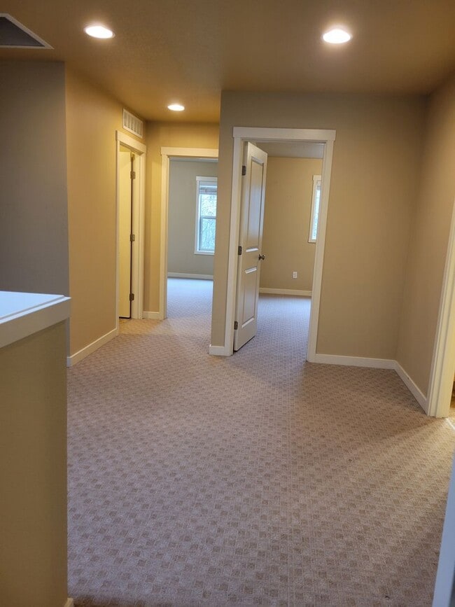 Building Photo - Beautiful Townhome in perfect location, only minutes from I-5