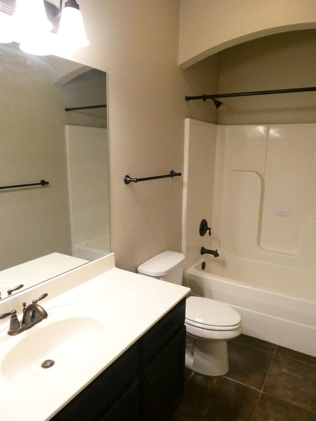 Building Photo - 3 bedroom 2 bath home- Quail Creek Subdivi...