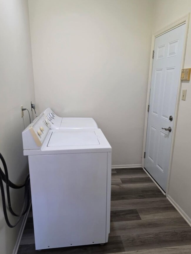 Building Photo - Ranch in Bear/Newark Area