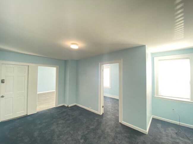 Building Photo - 9 Oak St