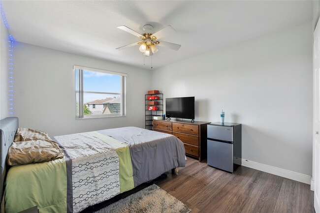 Building Photo - 3527 Chesapeake Cir