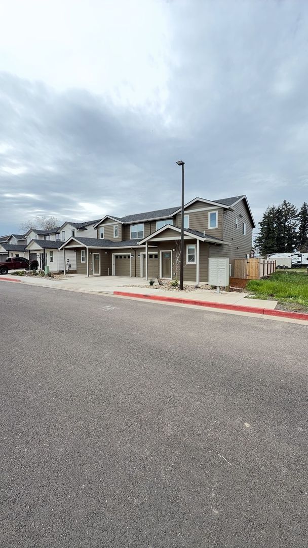 Building Photo - Chernishoff Seven Oak Luxury Duplex