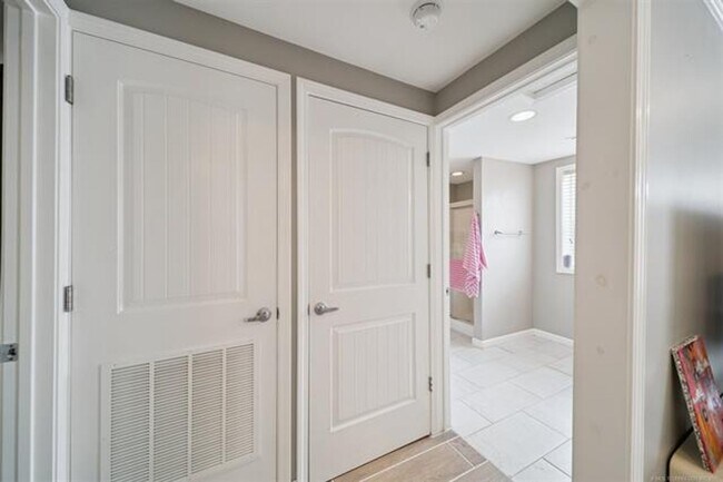 Building Photo - Gorgeous updated and modern open layout