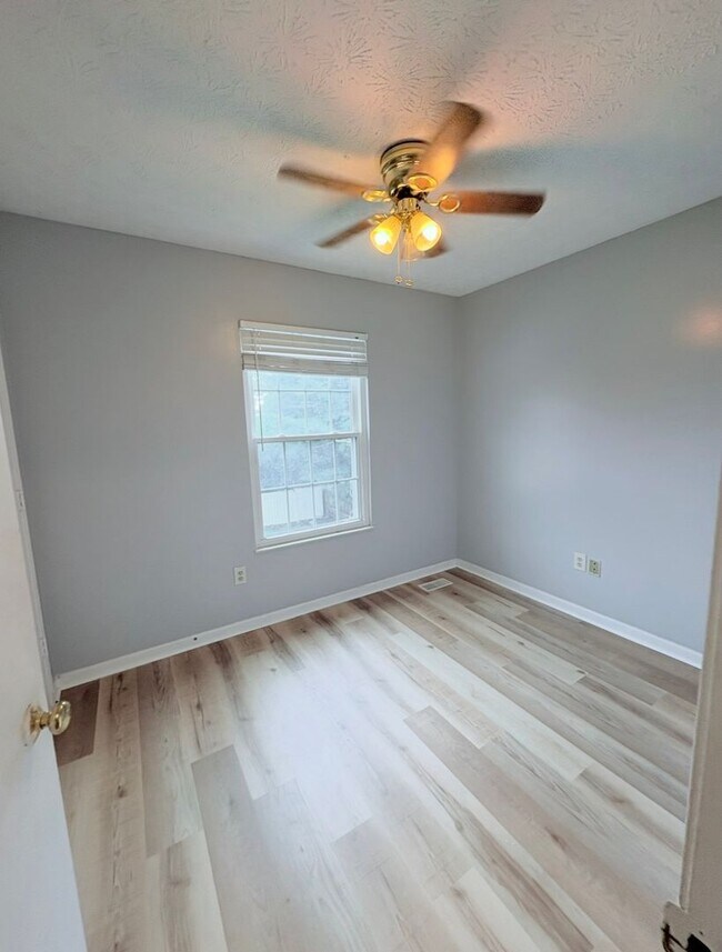 Building Photo - 4BR/2.5BA  | Newly Flooring | Garage | Gated back yard