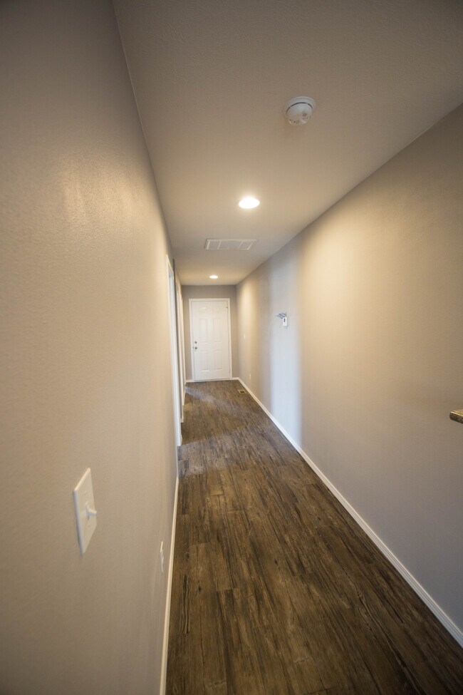 Building Photo - 805 Windmill Dr