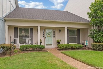 Building Photo - GATED TOWN SOUTH ESTATES-BEAUTIFUL 4/3 TOWNHOUSE