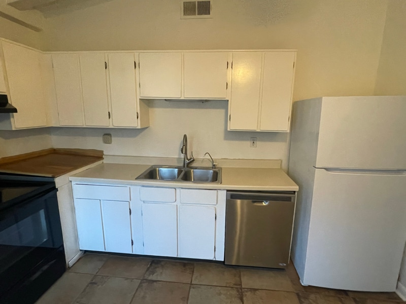 Building Photo - 98 Woodcreek Dr