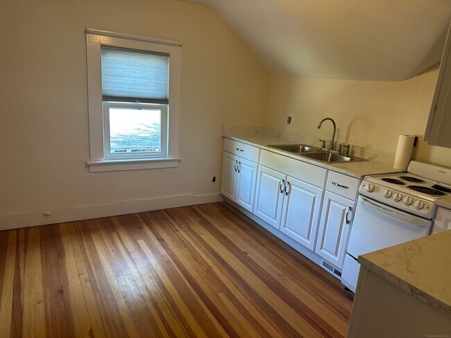 Building Photo - 32 S Elm St