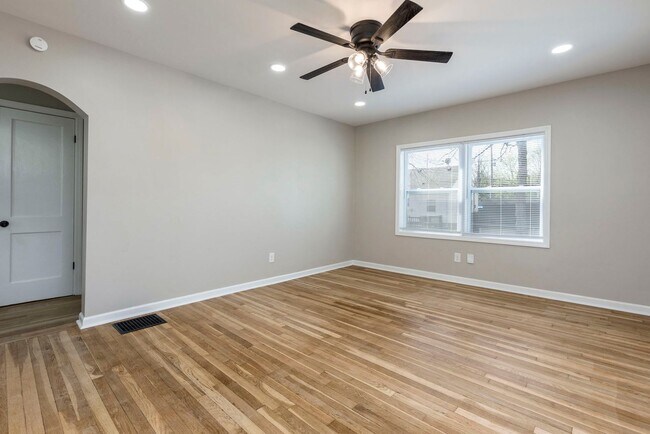 Building Photo - 2220 Auburn Dr