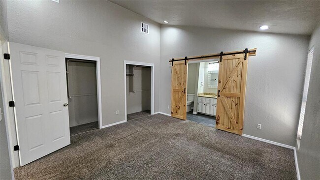 Building Photo - 10029 S Fairview Dr