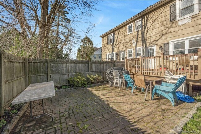 Building Photo - 570 N Barry Ave