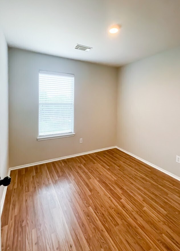 Building Photo - 2414 Lakecrest Village Ct