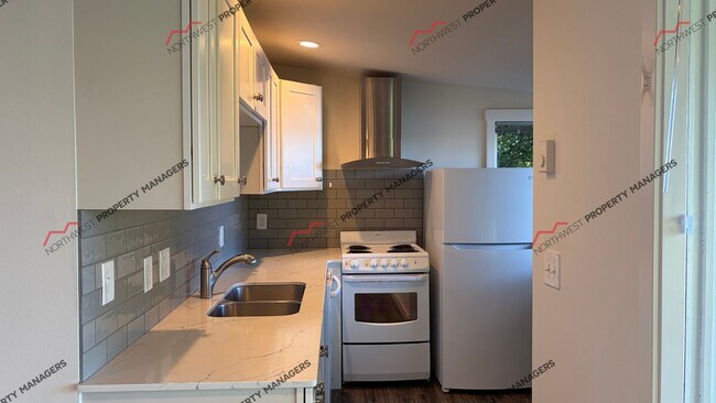 Building Photo - 609 68th Ave NE