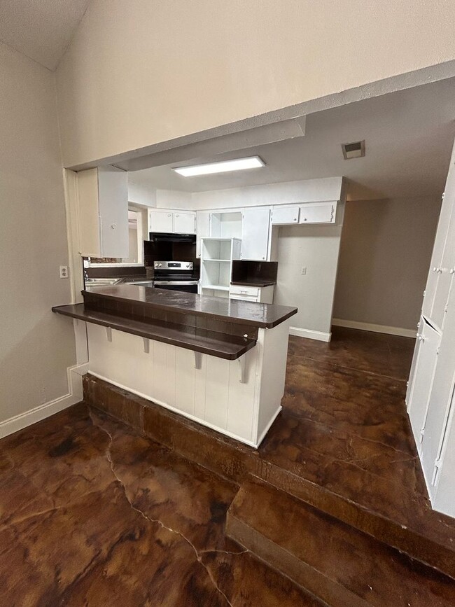 Building Photo - Discover the perfect mix of elegance and c...