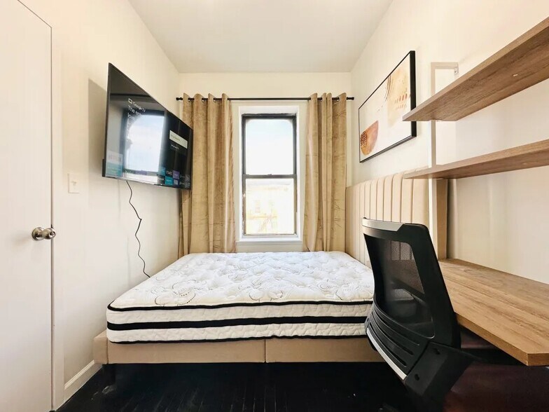 Building Photo - Furnished room/NOT APARTMENT
