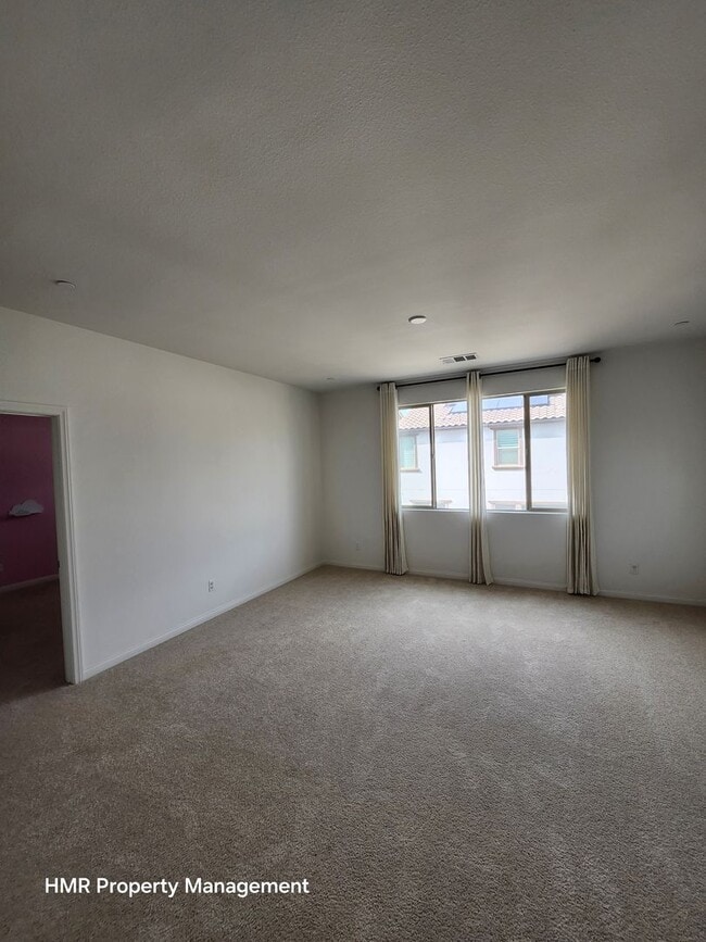 Building Photo - Beautiful two story 5 bedroom in ontario R...
