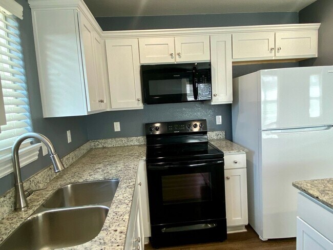 Building Photo - Lovely 3 Bedroom Home Ready NOW! Pets Welc...