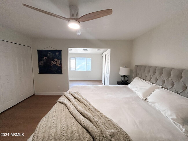 Building Photo - 1126 W Oxford Dr