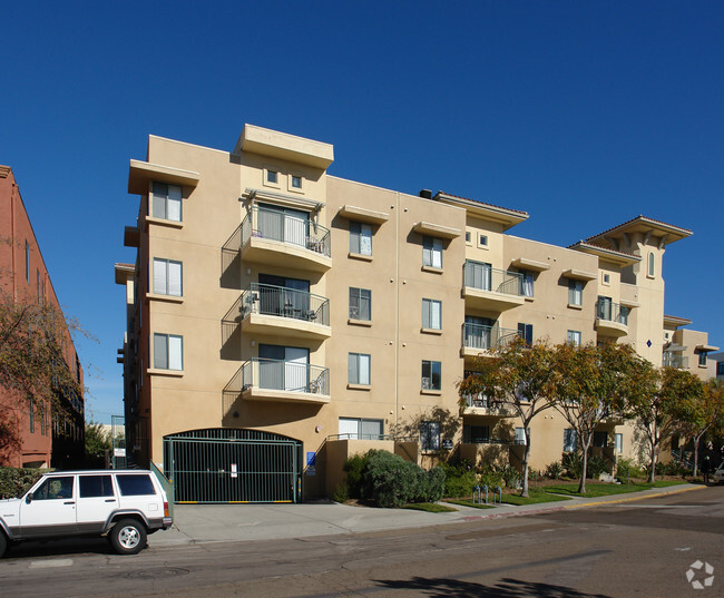 Building Photo - Piedra Del Sol