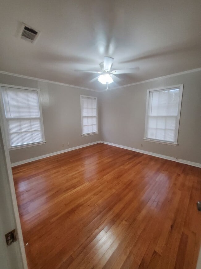 Building Photo - $500 Off 1st Month Special