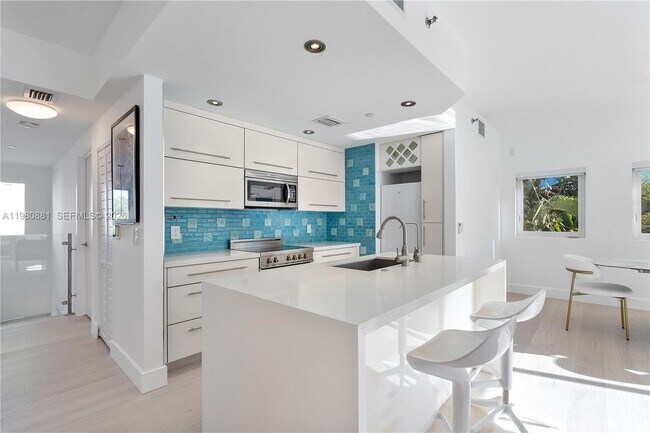 Building Photo - 828 3rd St