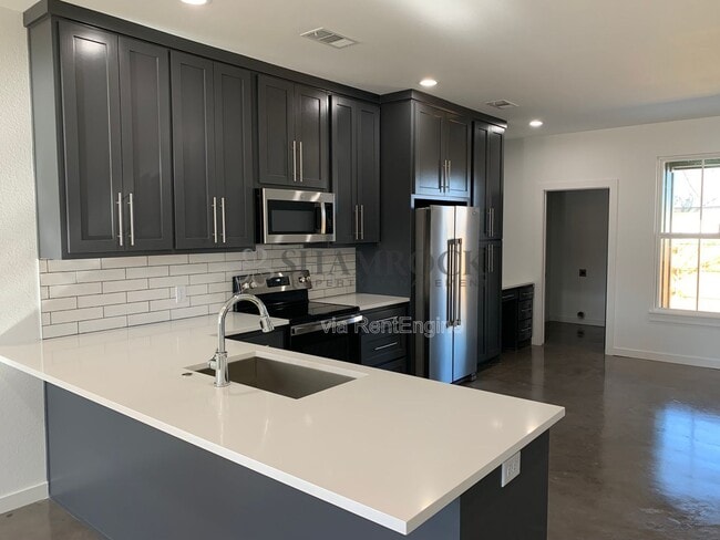 Building Photo - 113 N Van Buren Ave