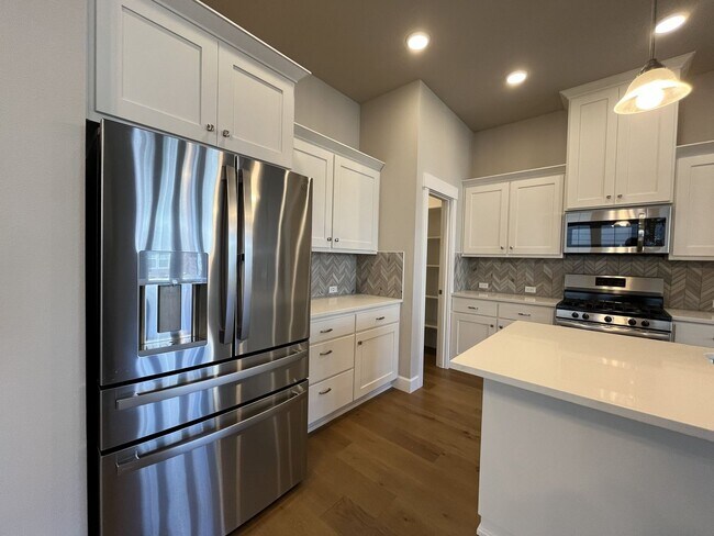 Building Photo - 3-Bedroom Home in Reed’s Crossing with Luxurious Primary Suite & Open Floor Plan, Fireplace, Wash...
