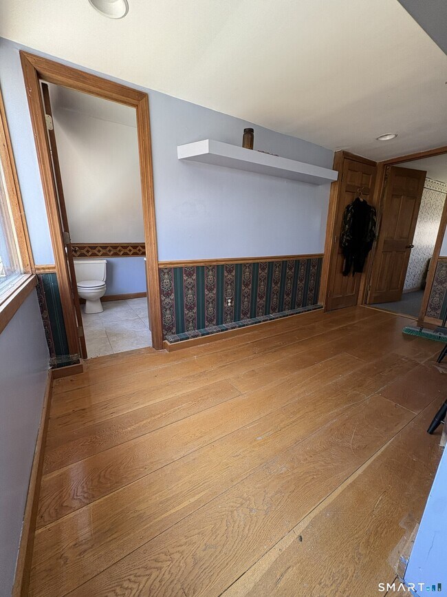 Building Photo - 40 Looking Glass Hill Rd