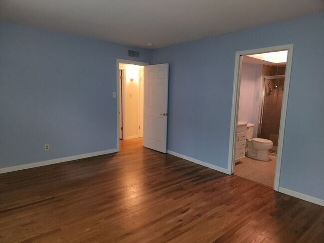 Building Photo - Two Bedroom Two Bath Condo with Pool Access