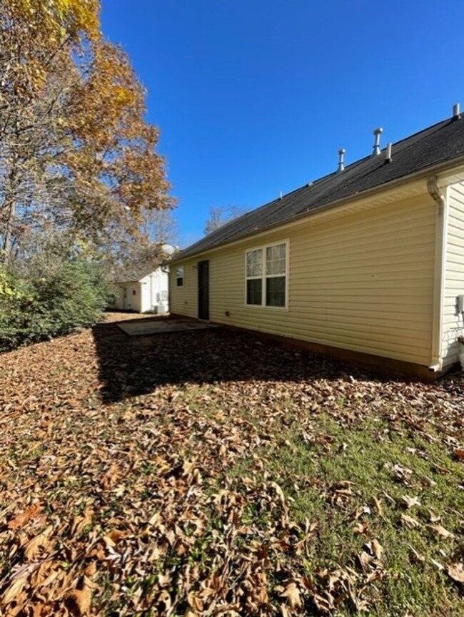 Building Photo - Adorable 3 bedroom 2 bath home . Located o...